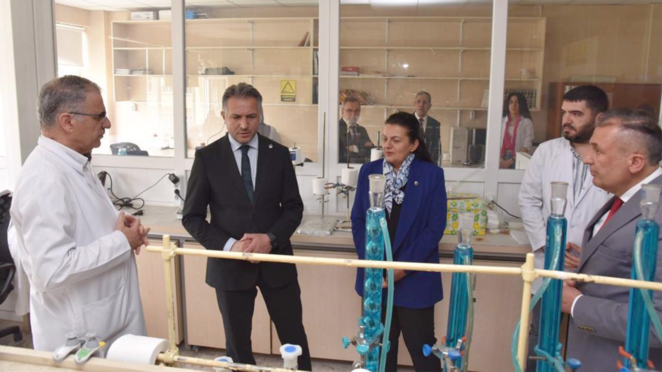 Rektör Aksoy, Fen Fakültesi laboratuvarlarını inceledi